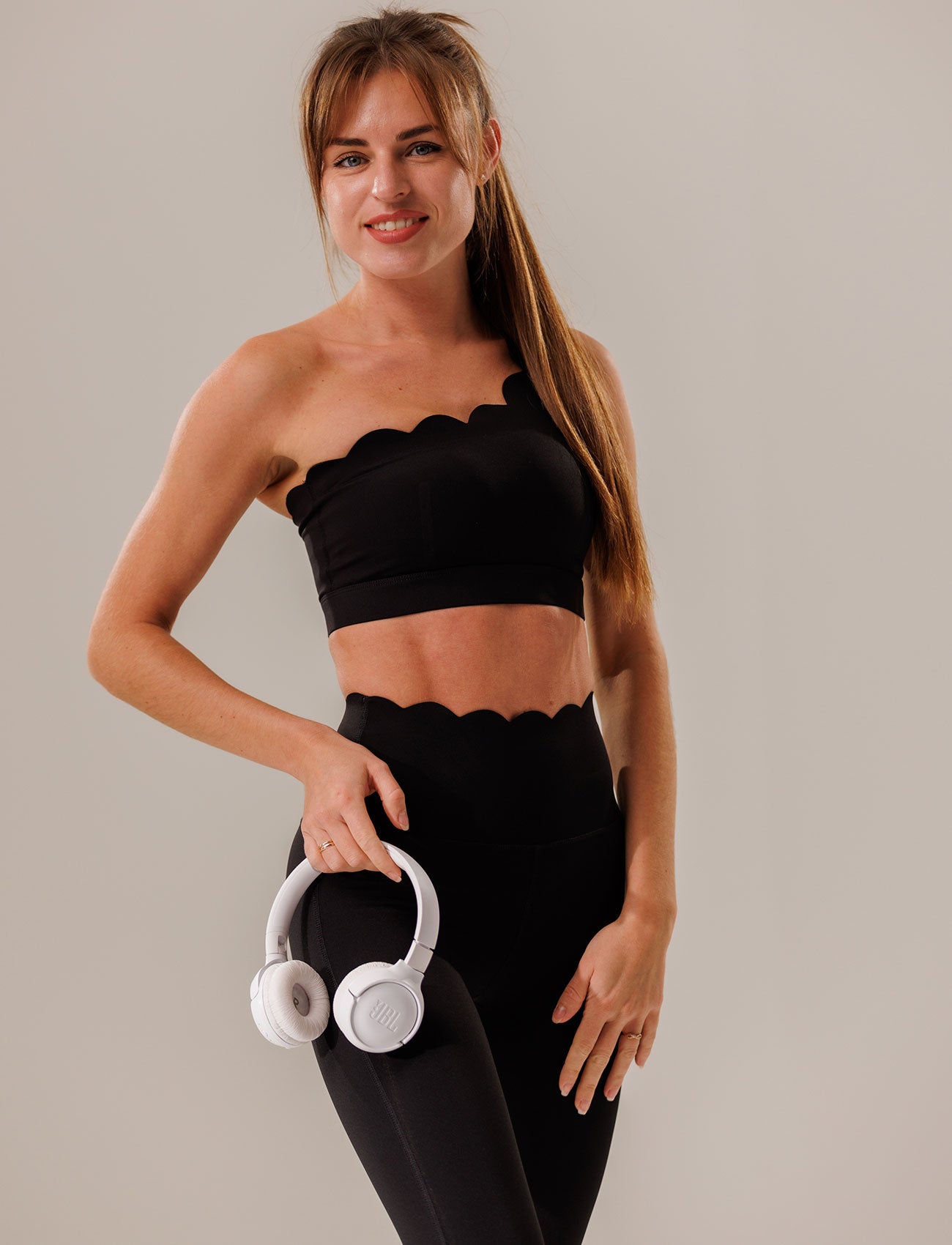 Spordirinnahoidja LAURA - black