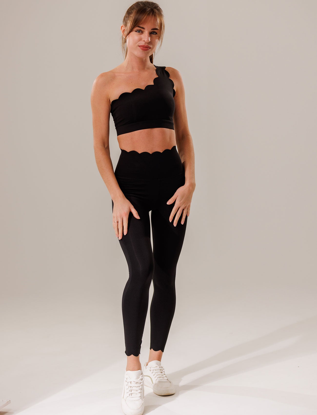 Spordirinnahoidja LAURA - black