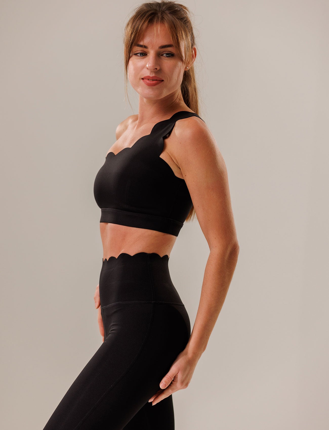 Spordirinnahoidja LAURA - black